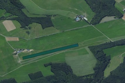 Blick von Norden auf den Flugplatz mit Markierung der Landebahn