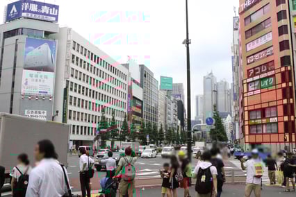 LUMINE1前の交差点を直進