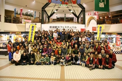 エキストラ全員で記念撮影!(刑事・鳴沢了ロケ)