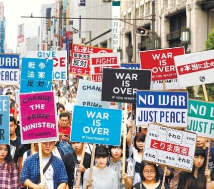 중장년층이 대부분이던 일본의 집회 풍경이 실즈 소속의 젊은 대학생들의 참여로 바뀌고 있다.  도쿄=AP연합뉴스