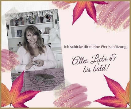 Kartenlegerin Dagmar Densdorf mit ihrem Angebot Kartenlegen lassen an einem Tisch mit Lenormandkarten