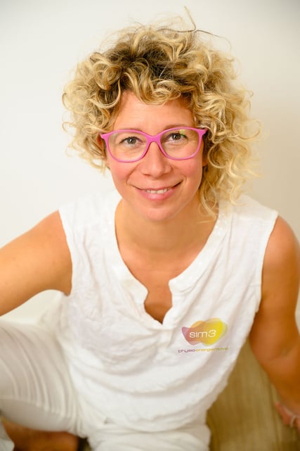 Portraitbild von Simone Kaplan, sim3 von PRAXIS AM FLUSS, ist eine Gemeinschaftspraxis von freiberufliche Physiotherapeutinnen und Humanenergetikerinnen in der Stadt Salzburg, Nähe Überfuhrsteg