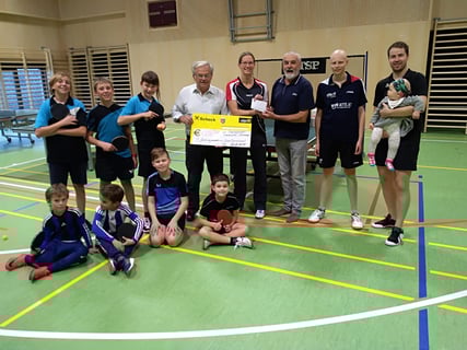 Reinhard Graf und Helmut Faltinger überreichten den Scheck an Nachwuchsleiterin Martina Wilder während eines Nachwuchstraining.