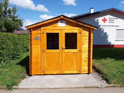 Holzhütte vor DRK Gebäude
