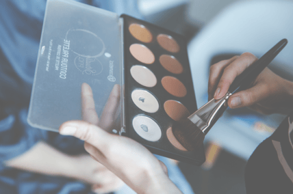 Hände halten Make-Up Palette mit Pinsel, Contouring