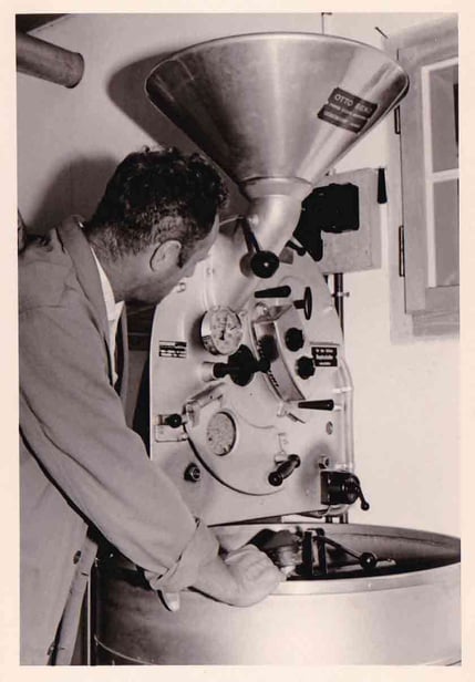 Anton Schneider mit Trommelroester beim Kaffee roesten