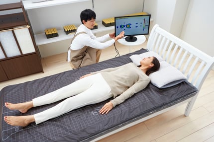 実際に横になった時の、仰向け寝・横向き寝の体圧を計測します　/　FIT LABO の体圧測定器