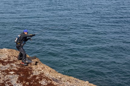 alt="ジャンプライズのツーリミット ブルーバトルで大型ヒラマサとファイトするショアキャスティングのシーン"