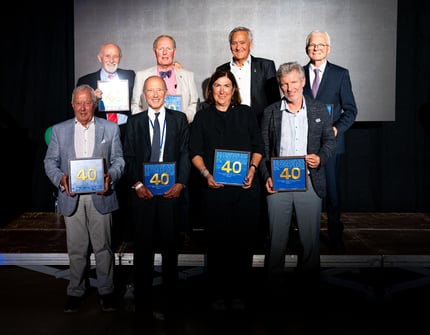 In Vichy wurde 40 Jahre Europe Triathlon gefeiert. Obere Reihe: Kris Piatkowski (POL),  Tom O'Donnell (IRL), Peter Boll (SUI), Eugene Kraus (LUX) Untere Reihe: Jef Konings (BEL), Renato Bertrandi (ITA), Marisol Casado (ESP), Philip Schädler (LIE), 