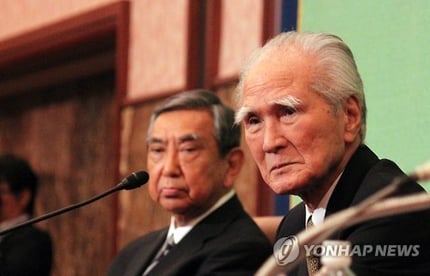 일본의무라야마 도미이치(村山富市, 오른쪽) 전 총리와 고노 요헤이(河野洋平) 전 관방장관이 9일 오후 일본 도쿄도(東京都) 일본기자클럽에서 열린 '전후 70년을 말한다'는 주제로 열린 대담에 참석했다. 