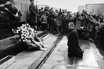 1970년 12월, 폴란드 바르샤바의 유대인 게토 추모비 앞에서 무릎꿇고 사죄하는 빌리 브란트 독일 총리.