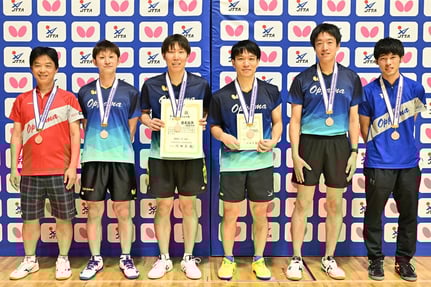 男子30歳以上の部　3位：日産追浜　©卓球レポート／バタフライ