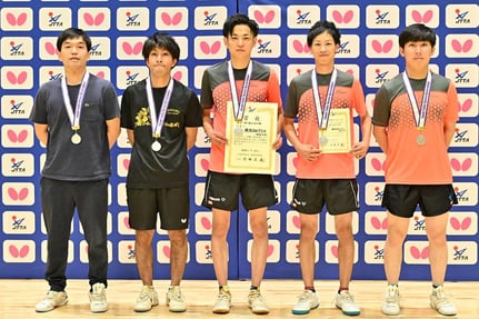 男子30歳以上の部準優勝：横浜SWITCH　©卓球レポート／バタフライ