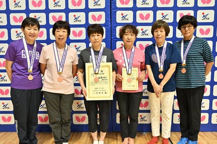 女子65歳以上の部　3位：松草クラブ　©卓球レポート／バタフライ