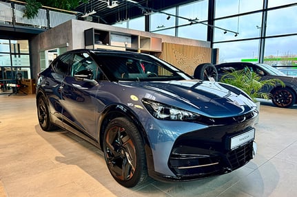 Auto im Innenraum des Autohauses Fischer in Celle.