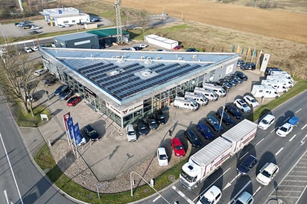 Luftaufnahme des Autohauses Fischer Gebäudes aus der Drohne.