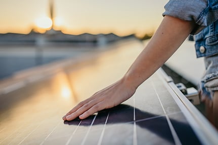  Hand auf einer Photovoltaikanlage im Autohaus Fischer in Celle.