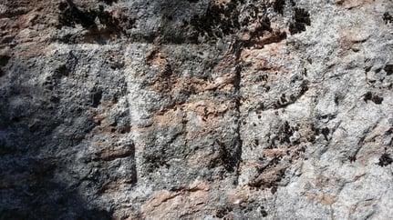 Inscription gravée T-B avec une croix dans le B (17e siècle) dans la carrière la plus ancienne de la visite