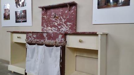 Restauration et installation d'un évier en marbre rouge incarnat.    