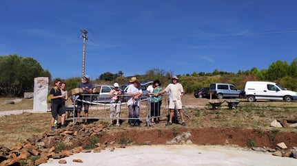 l'équipe des Marbrières devant le cadran solaire