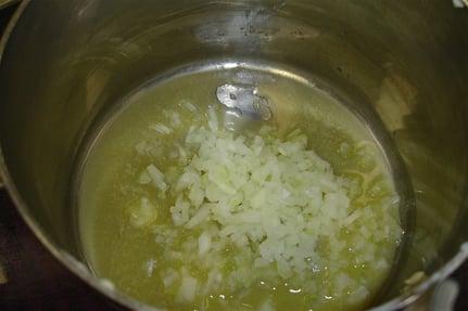 Zwiebel hinzu geben. . . 