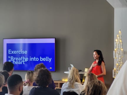 Yoga, Meditation & BE STRONG mit Anna Morf. Ganzheitliche Trainings, Retreats und Ausbildungen für körperliche Stärke, innere Ruhe und Präsenz.