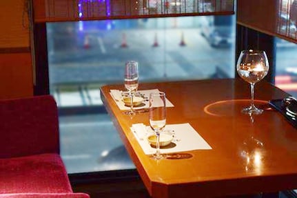 カップルには向かい合って座れるカップルシート