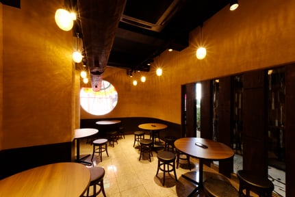 広々テーブル席。立食パーティーもできます。