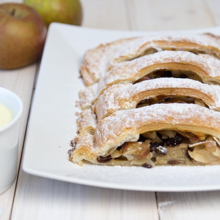 Apfelstrudel mit Vanillecrème.