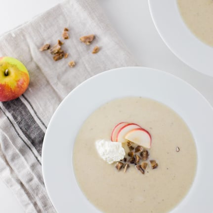 Selleriesuppe mit Apfel und Marroni.