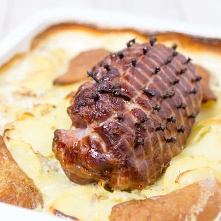 Rollschinkli-Braten mit Kartoffel-Birnen-Gratin.