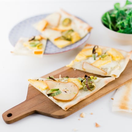 Flammkuchen mit Kürbis und Birnen.