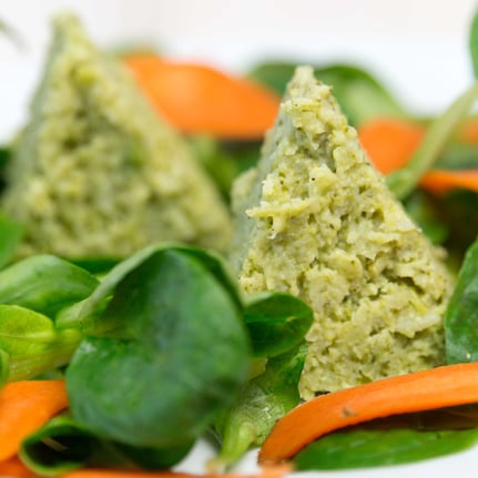 Brokkoli-Terrine mit Salat.