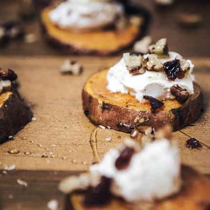 Süsskartoffel-Ziegenfrischkäse-Häppchen.