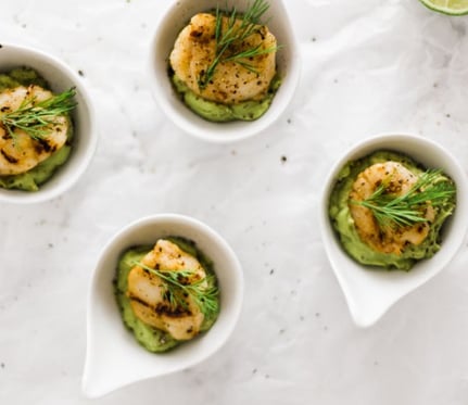 Jakobsmuscheln Sous-Vide auf Avocado.