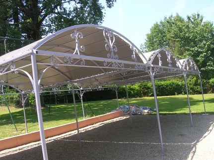 abri voiture en fer forgé avec une toile pvc