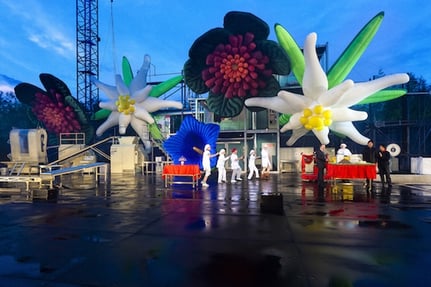 Riesige aufblasbare Blumen erscheinen als Showeffekt auf der Bühne.