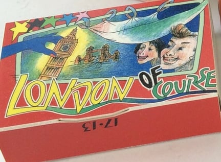 Bild einer mit Zeichnungen bunt bedruckten Streichholzschachtel. Auf der Schachtel steht "London"