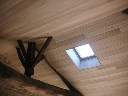 Rénovation intérieure : charpente apparente avec du lambris Peuplier et isolation en laine de chanvre
