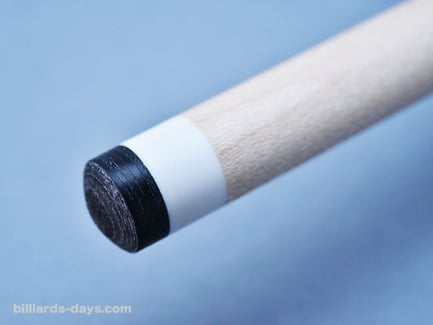 競技の特性とシャフトとの適合性から、タップはポケット用がミディアム、キャロム用はハードを標準装備。先角の材質もポケットとキャロムで分けている