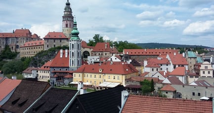 Montag: Auf der Rückfahrt machen wir in Tschechien in der alten Stadt Krumau Mittagspause und unternehmen einen Rund­gang durch die zur Gän­ze un­ter Denk­mal­schutz ste­hen­den Alt­stadt.