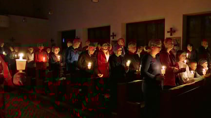 Die Osternachstmesse beginnt um 5:00 früh, wenn es draußen noch dunkel ist. Dabei wird die Osterkerze entzündet, geweiht, und das Osterlicht an die Gemeinde weitergereicht. Die Kerzen ergeben eine stimmungsvolle Atmosphäre. Foto vom Ostersonntag 2025.