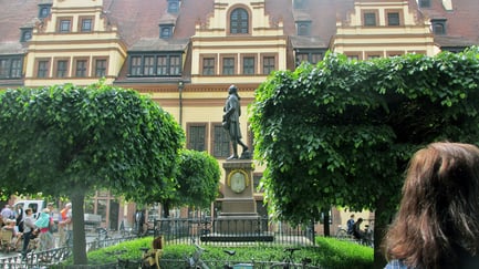Freitag: In Leipzig verbringen wir einen ganzen Tag. Bei einem Rund­gang be­sich­ti­gen wir die vielen Bau­denk­mä­ler, Kir­chen, den großen Messe-Marktplatz und das Alte Rathaus.