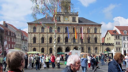 Dienstag: Bei einem Rundgang durch die schöne Altstadt von Weimar verweilen wir auf dem großen Marktplatz vor dem Alten Rathaus.