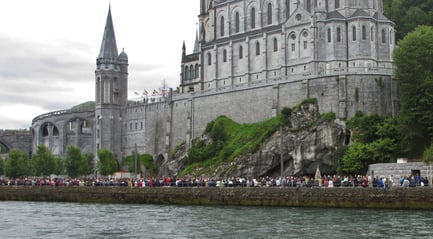 Sonntag: Diesen Tag verbringen wir in dem berühmten Wallfahrtsort Lourdes, auf dem Foto die imposante Basilika und eine Menschenschlange von Pilgern und Touristen.