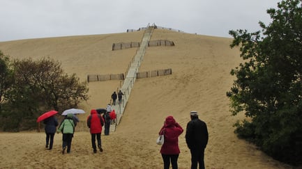 Donnerstag: In Pilat erklimmen wir die hoch gelegenen Dünen, an diesem Tag leider bei Regen und starkem Wind.