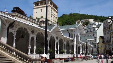 Sonntag: In Tschechien besuchen wir die Kurstadt Karlsbad mit seinen 14 Heilsquellen und den weißen "Kolnnaden.