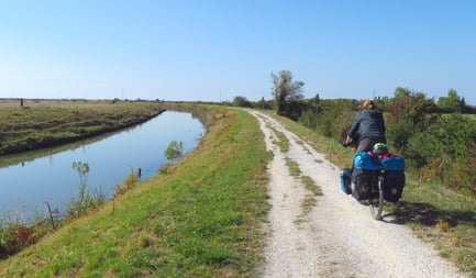 Einsames Fahren in der Sumpfregion Marais Poitevin.