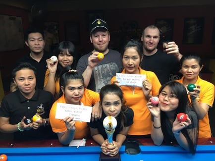 優勝のLari（中央）を彼に乗った人とスタッフたちで囲む