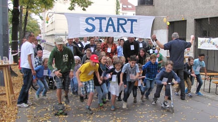 Start/Ziel ist vor der Kirche. Eine Runde ist ca. 400m und geht Rosenackerstraße - Gomperzgasse - zurück zur Kirche.